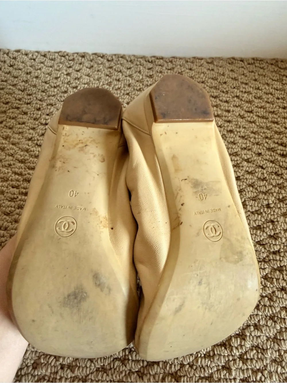 CHANEL Cream Leather CC Logo Ballet Flats